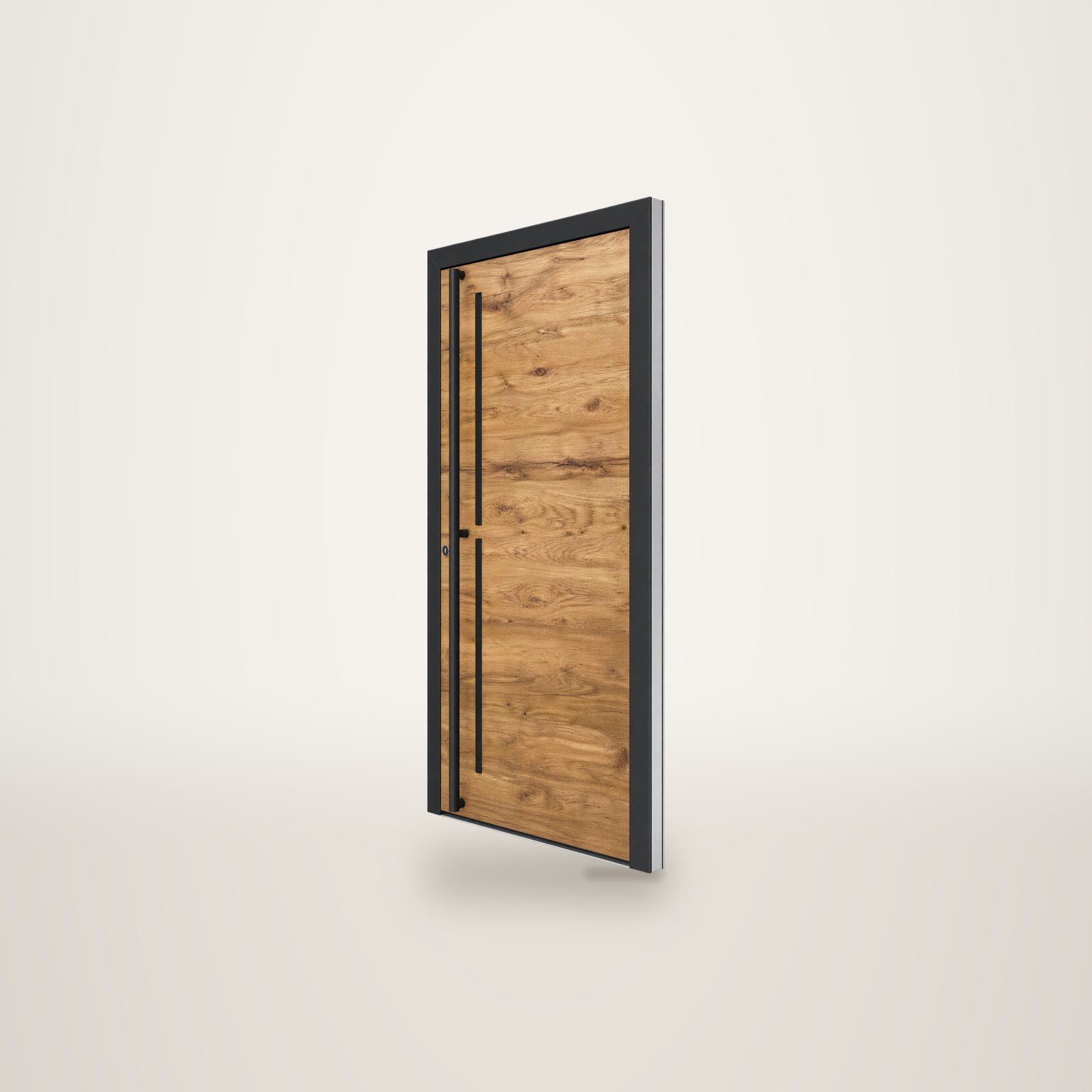 Porte d'entrée en bois naturel aux veinures marquées, encadrée de noir et équipée d'une longue poignée verticale noire, photographiée sur fond blanc.